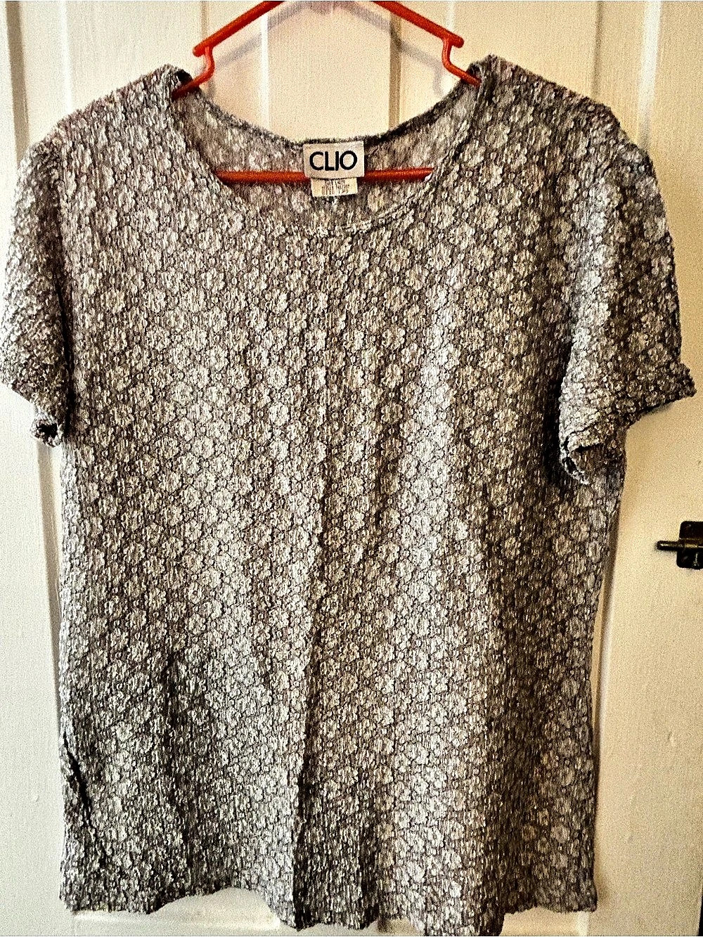 CLIO Short Sleeve Floral Top in Gray & White Size Large Like New